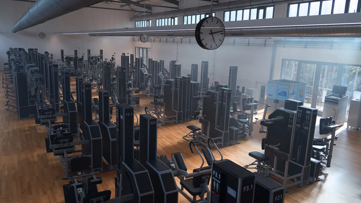 Großzügiger Trainingsbereich in einem modern ausgestatteten Studio zur Veranschaulichung des skalierbaren Franchise-Modells.