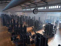Großzügiger Trainingsbereich in einem modern ausgestatteten Studio zur Veranschaulichung des skalierbaren Franchise-Modells.