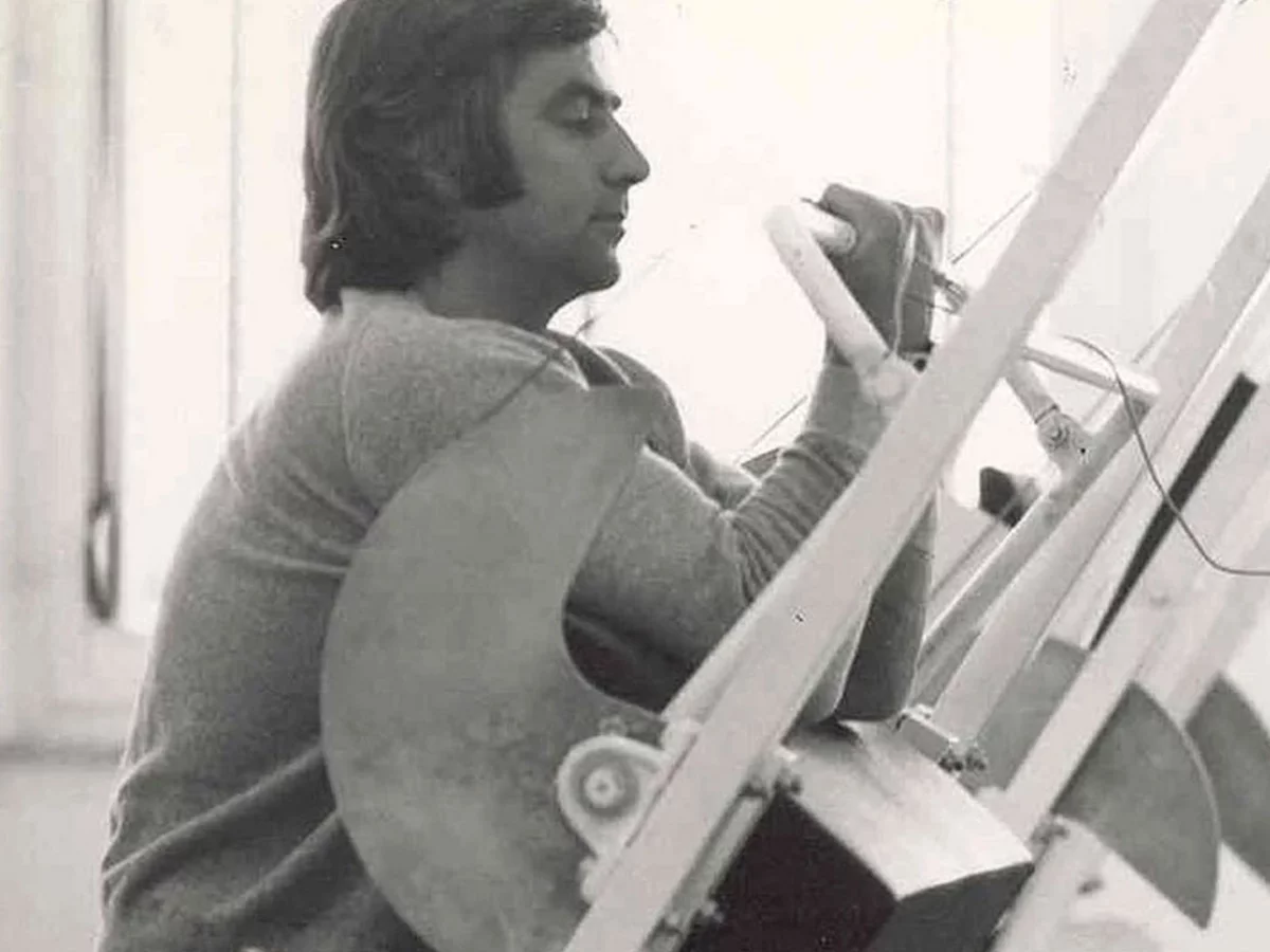 Werner Kieser testet einen frühen Prototypen einer Krafttrainingsmaschine mit Nautilus-Technologie in den 1970er Jahren.
