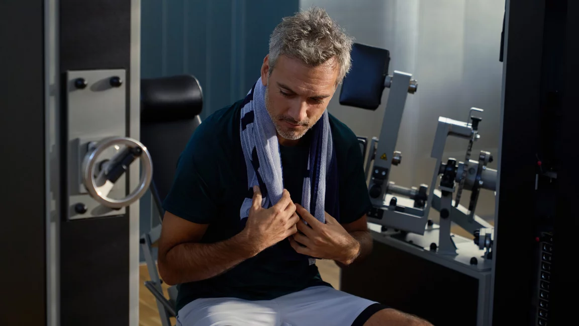 Ein zufriedener Trainierender nach dem Krafttraining bei Kieser – Sinnbild für effektiven Muskelaufbau und professionelle Betreuung.