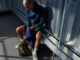 Ein Mann bereitet sich in der modernen und sauberen Umkleide von Kieser auf sein anstehendes Krafttraining vor.