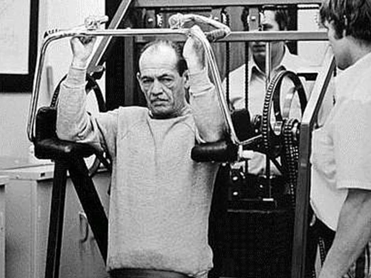 Historische Aufnahme von Arthur Jones, dem Erfinder der Nautilus-Maschinen und Wegbereiter für das moderne Krafttraining bei Kieser.