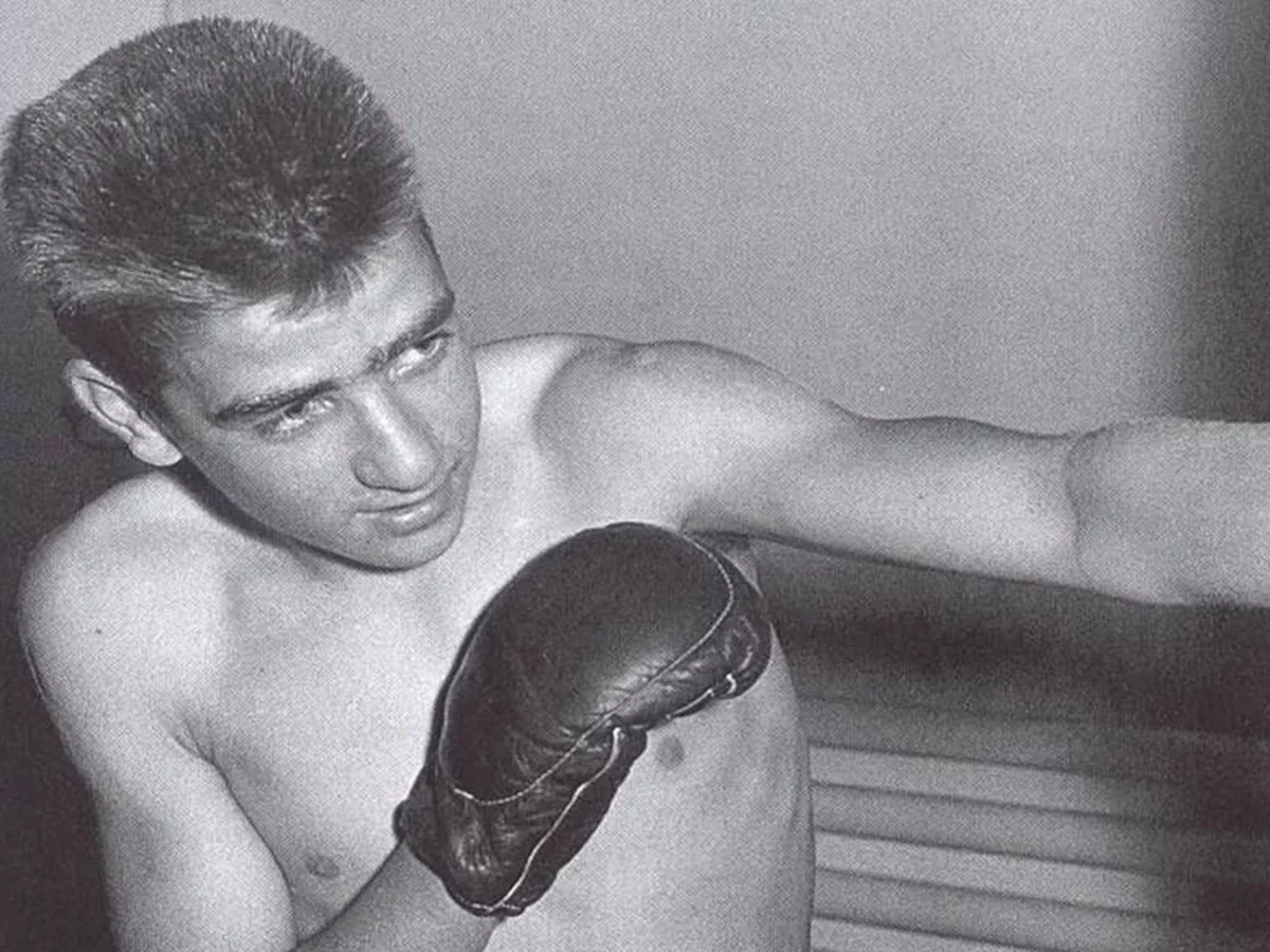Historische Schwarz-Weiß-Aufnahme von Werner Kieser beim Boxen – der Ursprung seiner Leidenschaft für Krafttraining und Körperkultur.