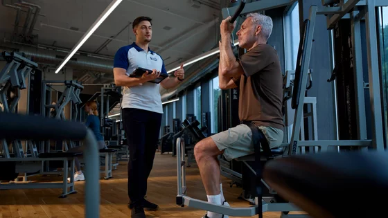 [Translate to Ch-fr:] [Translate to French:] älterer Herr an Kieser Trainingmaschine