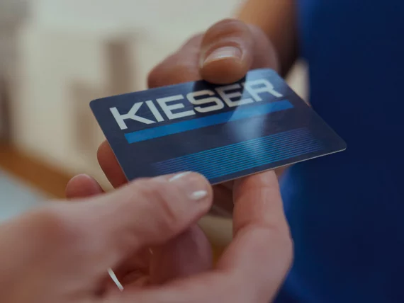 Persönliche Übergabe der Kieser Kundenkarte als Symbol für den Start einer neuen Mitgliedschaft