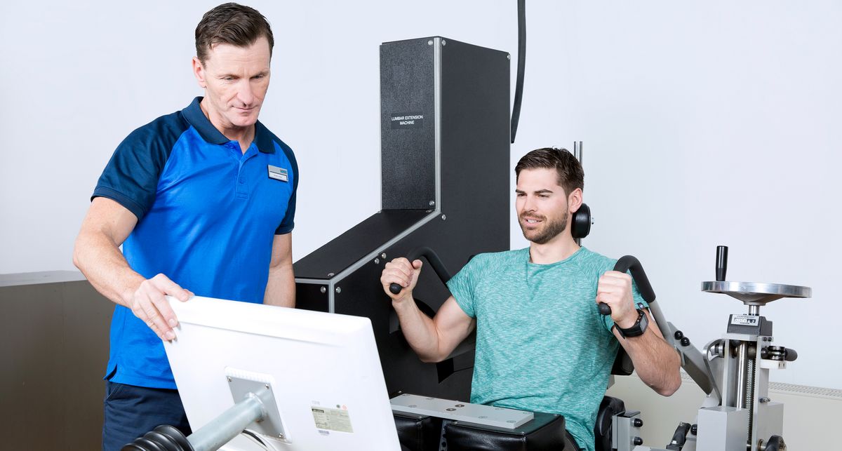 Krafttraining an der LE-Rückenmaschine von Kieser Training