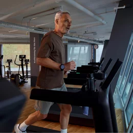 Ein Mann beim Hoch Intensiven Intervall Training (HIIT) auf dem Laufband bei Kieser zur Stärkung für das Herz.