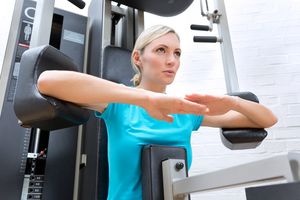 Krafttraining an der Kieser Training-Maschine C5
