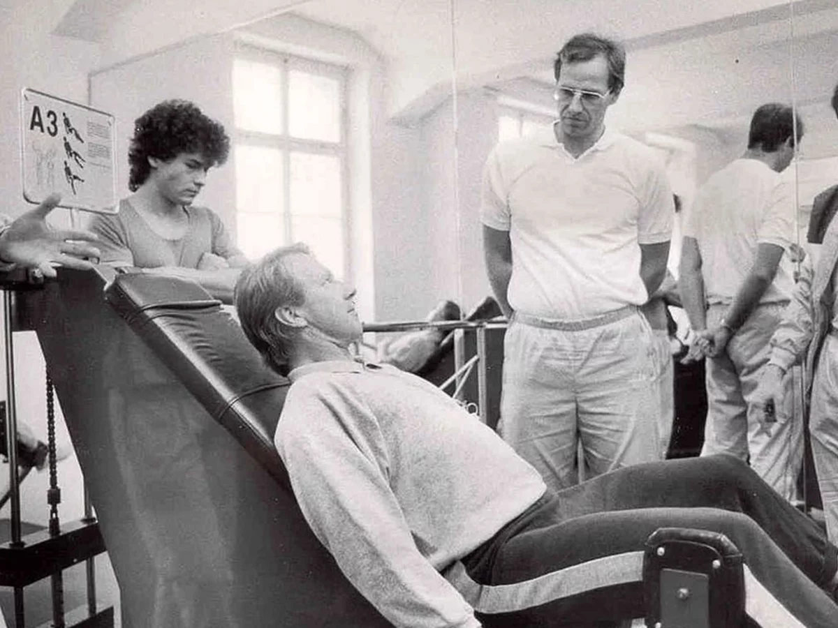 Historische Aufnahme von 1987 zur Gründung der Kieser-Ausbildungsstelle – Fachpersonal bei der theoretischen und praktischen Einweisung an Trainingsmaschinen