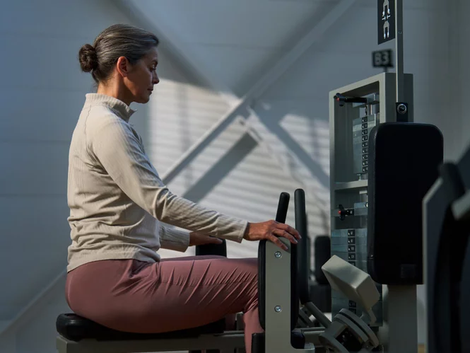 Freigestellte Ansicht einer modernen Kieser Krafttrainingsmaschine mit Monitor zur präzisen Steuerung des Widerstands.