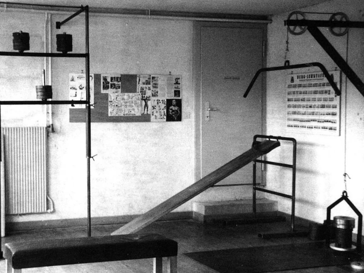 Historische Innenaufnahme des ersten Kieser-Studios – die Geburtsstunde des wissenschaftlichen Krafttrainings in den 1960er Jahren.